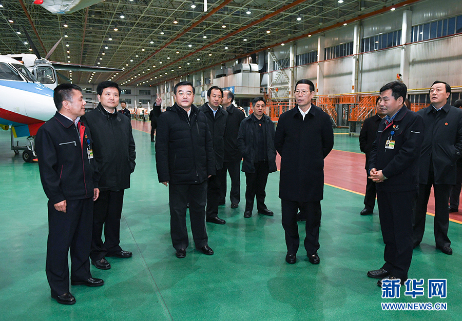 11月14日至15日，國務(wù)院副總理張高麗在黑龍江調(diào)研。這是11月14日，張高麗到哈爾濱飛機(jī)工業(yè)集團(tuán)有限責(zé)任公司了解國有老企業(yè)轉(zhuǎn)型升級情況。 新華社記者 高潔 攝