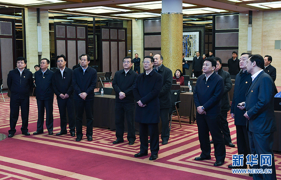 11月14日至15日，國務(wù)院副總理張高麗在黑龍江調(diào)研。這是11月14日，張高麗到黑龍江糧食交易市場了解糧食生產(chǎn)和銷售、糧食產(chǎn)品深加工、政策性儲(chǔ)糧去庫存等工作。 新華社記者 高潔 攝