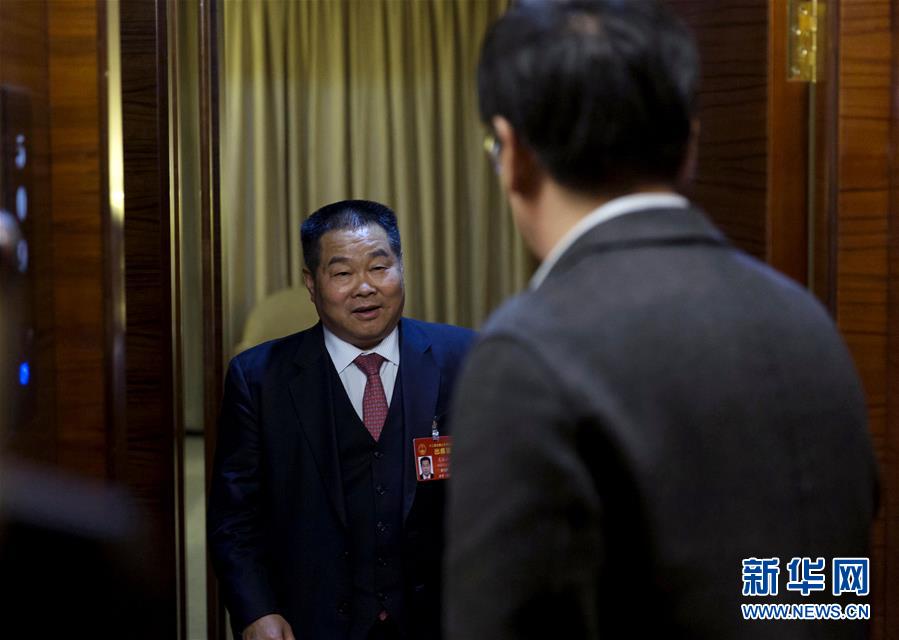 (兩會(huì)·圖文互動(dòng))(1)一場特殊的會(huì)客——人大代表“會(huì)見”國家發(fā)改委司長