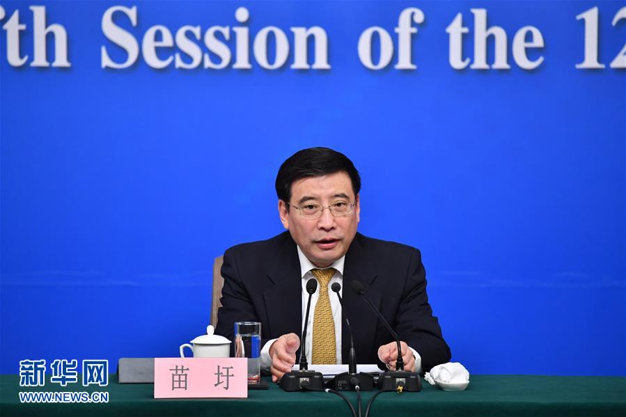 (兩會(huì))(1)工業(yè)和信息化部部長(zhǎng)苗圩等就“推進(jìn)實(shí)施‘中國制造2025’”答記者問