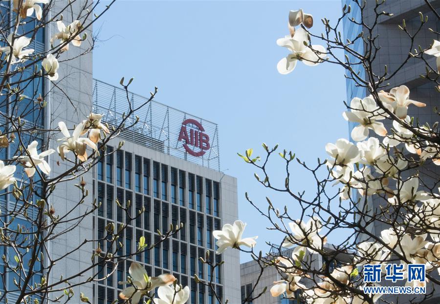 （新華全媒頭條&middot;圖文互動(dòng)）（16）開(kāi)啟新征程　譜寫(xiě)新史詩(shī)&mdash;&mdash;以習(xí)近平同志為核心的黨中央引領(lǐng)中國(guó)特色社會(huì)主義進(jìn)入新時(shí)代