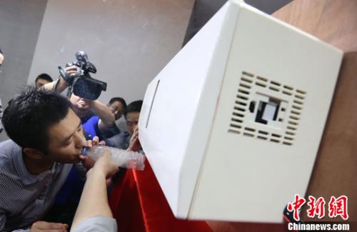 圖為南京一家科研單位研發(fā)的空氣凈化器。<a target='_blank' >中新社</a>發(fā) 泱波 攝