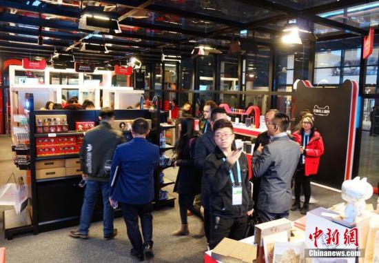 走進(jìn)&ldquo;互聯(lián)網(wǎng)之光&rdquo;博覽會，無人超市是本次展會最大的熱點，顧客可用二維碼進(jìn)入超市，實現(xiàn)全自動購物。