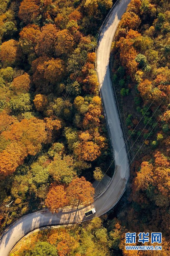 （新華全媒頭條&middot;新時代新氣象新作為&middot;圖文互動）（9）抬腳踏上水泥路，出門坐上公交車&mdash;&mdash;我國竭力破除農(nóng)村交通&ldquo;最后一公里&rdquo;瓶頸