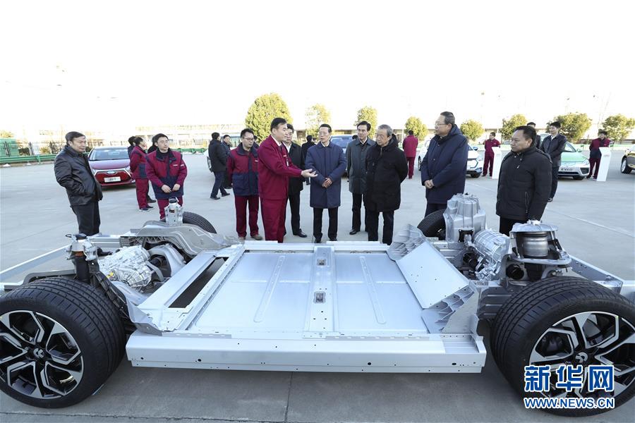 1月9日至10日，國務(wù)院副總理張高麗在安徽調(diào)研推動(dòng)長江經(jīng)濟(jì)帶發(fā)展工作。這是1月9日，張高麗在江淮汽車股份有限公司了解企業(yè)生產(chǎn)經(jīng)營和參與國際產(chǎn)能合作情況。新華社記者 龐興雷 攝