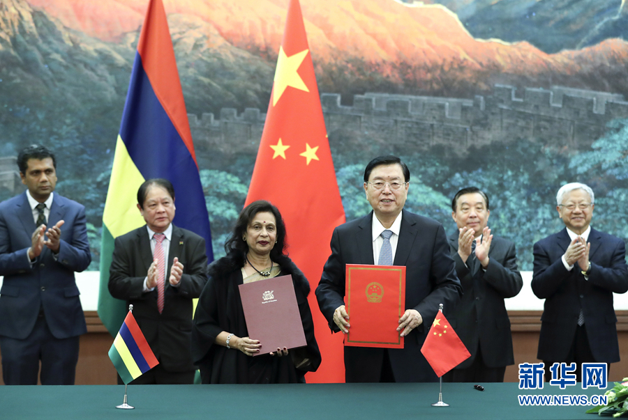 2月2日，全國人大常委會委員長張德江在北京人民大會堂與毛里求斯國民議會議長哈努曼吉舉行會談。這是雙方會談前共同出席中國全國人大與毛里求斯國民議會合作諒解備忘錄的簽字儀式。新華社記者 龐興雷 攝