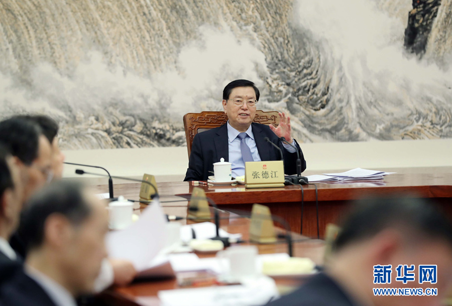 2月11日，十二屆全國人大常委會(huì)第一百一十一次委員長會(huì)議在北京人民大會(huì)堂舉行。會(huì)議決定，十二屆全國人大常委會(huì)第三十三次會(huì)議于2月23日至24日舉行。張德江委員長主持會(huì)議。新華社記者 劉衛(wèi)兵 攝