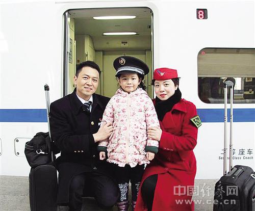 陳剛（左）、肖三英以及女兒陳昱彤的合照。經(jīng)濟日報-中國經(jīng)濟網(wǎng)記者 王軼辰攝