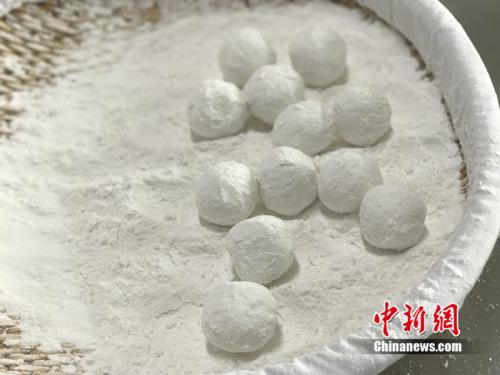 制作元宵時(shí)，首先要將餡料做好，沾上水，再投進(jìn)盛滿糯米粉的笸籮內(nèi)搖。<a target='_blank'  ><p  align=