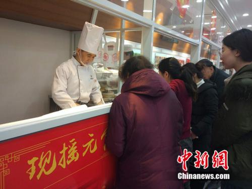 于伯軍的現(xiàn)場(chǎng)展示吸引了不少北京市民圍觀。<a target='_blank'  ><p  align=