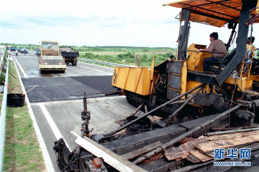 (新華全媒頭條·潮起海之南·圖文互動)(3)春潮拍岸千帆進——海南特區(qū)改革開放30年紀(jì)實