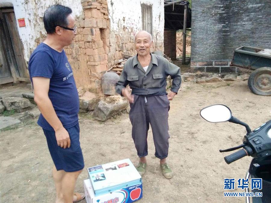 (新時代奮斗者·圖文互動)“他為扶貧耗盡了心血”——追記江西駐村扶貧干部胡學(xué)發(fā)