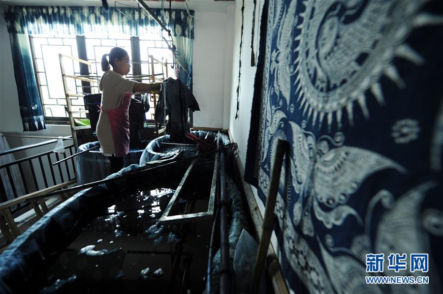 （社會(huì)）（2）貴州丹寨：&ldquo;指尖經(jīng)濟(jì)&rdquo;繪制脫貧藍(lán)圖