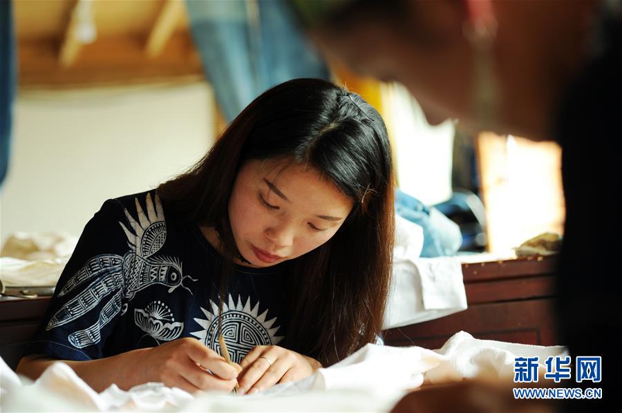 （社會）（6）貴州丹寨：&ldquo;指尖經(jīng)濟&rdquo;繪制脫貧藍圖