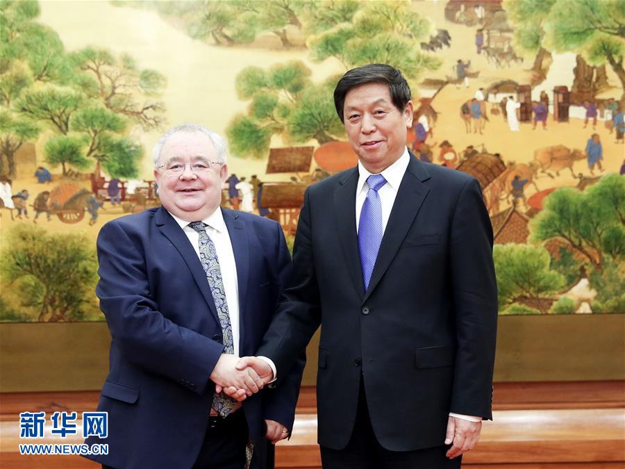 (時(shí)政)栗戰(zhàn)書與愛爾蘭眾議長奧法喬爾舉行會談