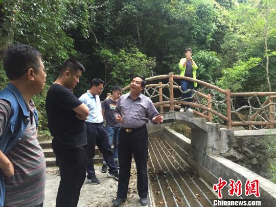 模范軍轉(zhuǎn)干部黃國強當(dāng)“愚公”把荒山變“紅葉觀賞地”