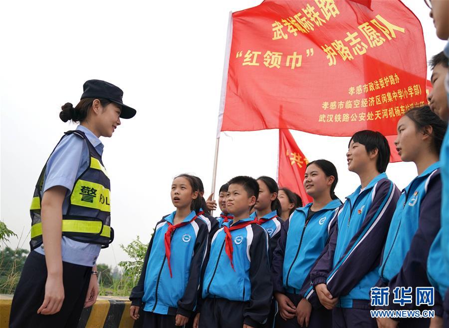 (社會)(3)孩子們的“紅領巾護路志愿隊”