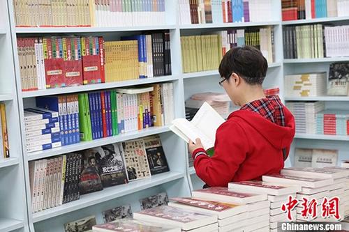 5月9日，一女子在哈爾濱市某書店選購圖書。從5月1日至5月4日，全國32家紙廠宣布漲價，各紙種漲價幅度為每噸100元至300元不等。對此，出版行業(yè)業(yè)內(nèi)人士表示&ldquo;因?yàn)榧垙垉r格上漲，直接造成了出版成本的明顯增加，出版行業(yè)只能被迫對圖書定價進(jìn)行調(diào)整。&rdquo;
<a target='_blank' >中新社</a>記者 于琨 攝