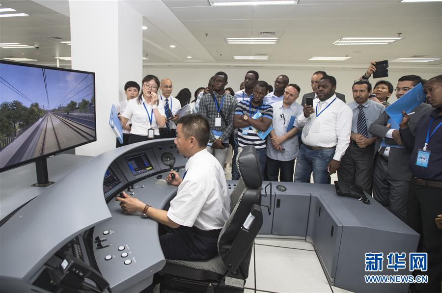 （社會）（1）13國&ldquo;老外&rdquo;進(jìn)&ldquo;高鐵駕校&rdquo;