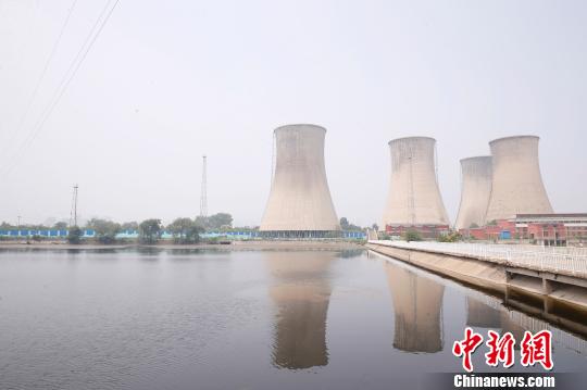 按照規(guī)劃，位于首鋼園區(qū)內(nèi)的滑雪大跳臺建成后將成為世界首例永久保留和使用的單板大跳臺場地。圖為單板大跳臺選址所在地?！№n海丹 攝