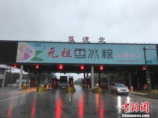網(wǎng)傳車輛被淹的收費(fèi)站現(xiàn)狀?！＄娦?攝