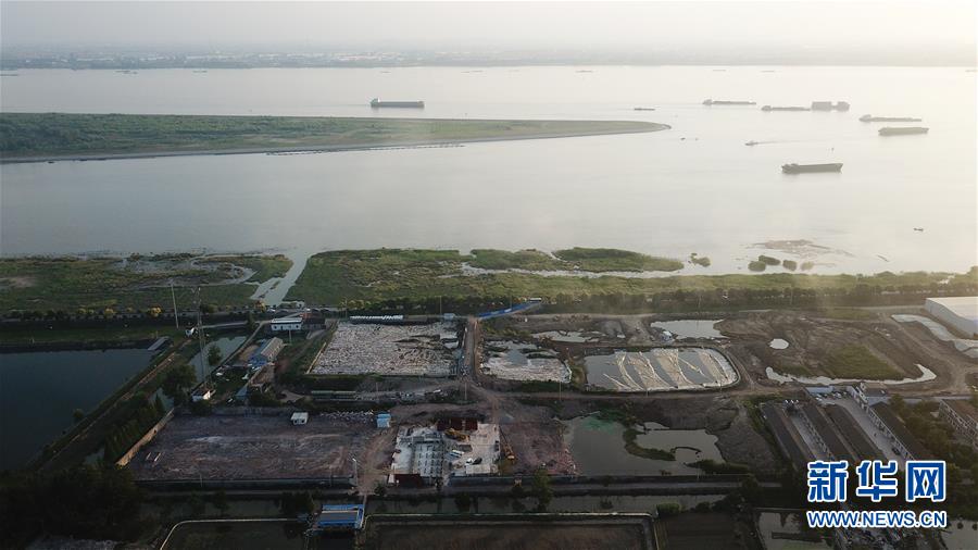 （新華視點&middot;圖文互動）（6）中央督察兩年有的絲毫未改，有的不減反增&mdash;&mdash;江蘇泰興數(shù)萬噸化工廢料和污泥堆放長江邊調(diào)查