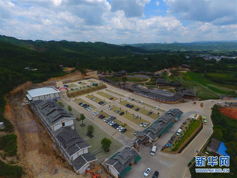 （社會(huì)）（4）苗山脫貧影像志&mdash;&mdash;把苗寨搬進(jìn)景區(qū) 讓貧困戶住進(jìn)城里