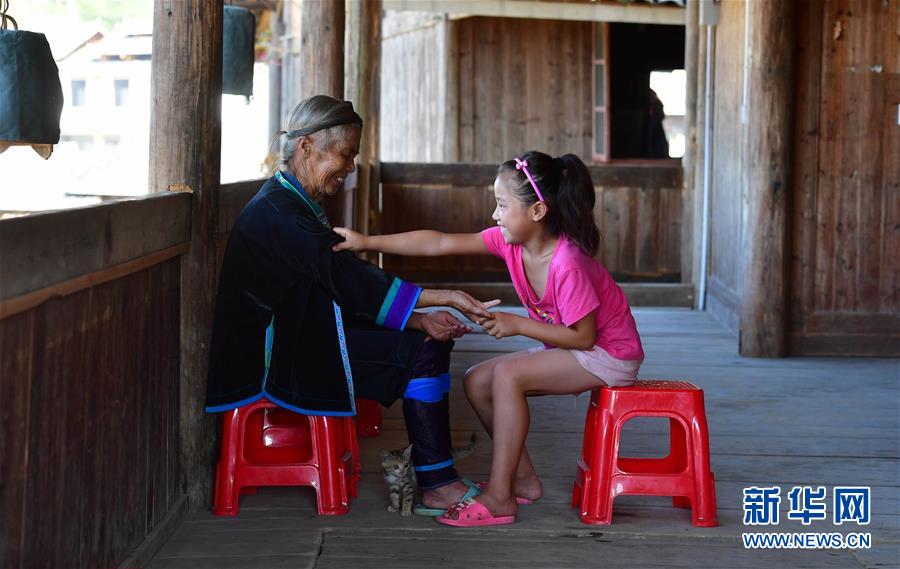 （社會(huì)）（6）苗山脫貧影像志&mdash;&mdash;把苗寨搬進(jìn)景區(qū) 讓貧困戶(hù)住進(jìn)城里