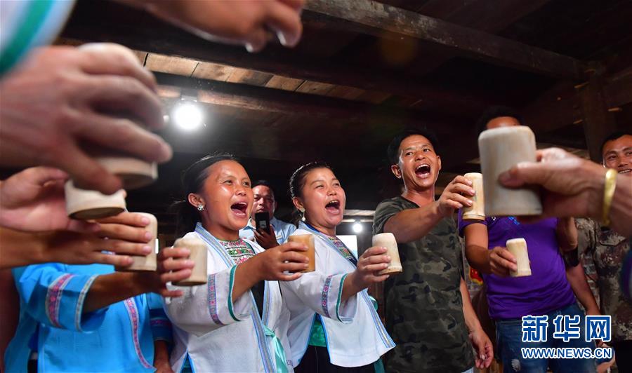 （社會(huì)）（12）苗山脫貧影像志&mdash;&mdash;把苗寨搬進(jìn)景區(qū) 讓貧困戶住進(jìn)城里