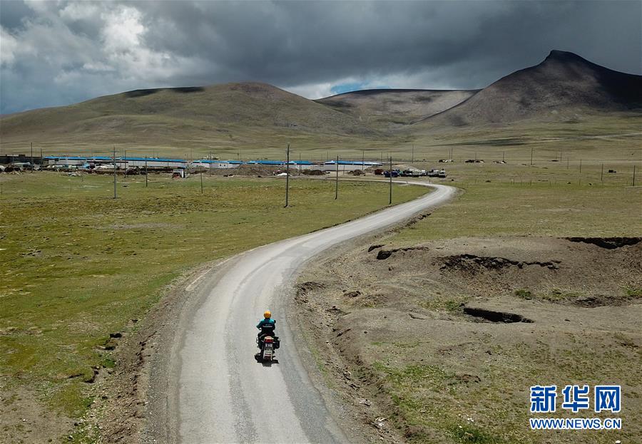 (圖片故事)(1)活躍在中國最高鄉(xiāng)的投遞員