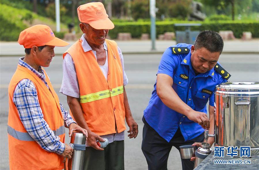 (社會(huì))(2)夏日送清涼 關(guān)愛“城市美容師”