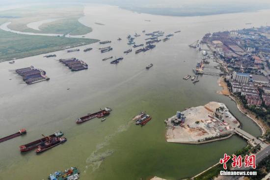 8月1日，巨型的水泥儲(chǔ)罐被吊離碼頭，湖南岳陽(yáng)城陵磯新港區(qū)天欣碼頭的整治已基本完成。今年5月，長(zhǎng)江岸線湖南段開(kāi)展港口碼頭&ldquo;關(guān)停并轉(zhuǎn)&rdquo;專(zhuān)項(xiàng)整治行動(dòng)。截至目前，該行動(dòng)已集中關(guān)停42個(gè)碼頭泊位，退出岸線7302米。楊華峰 攝