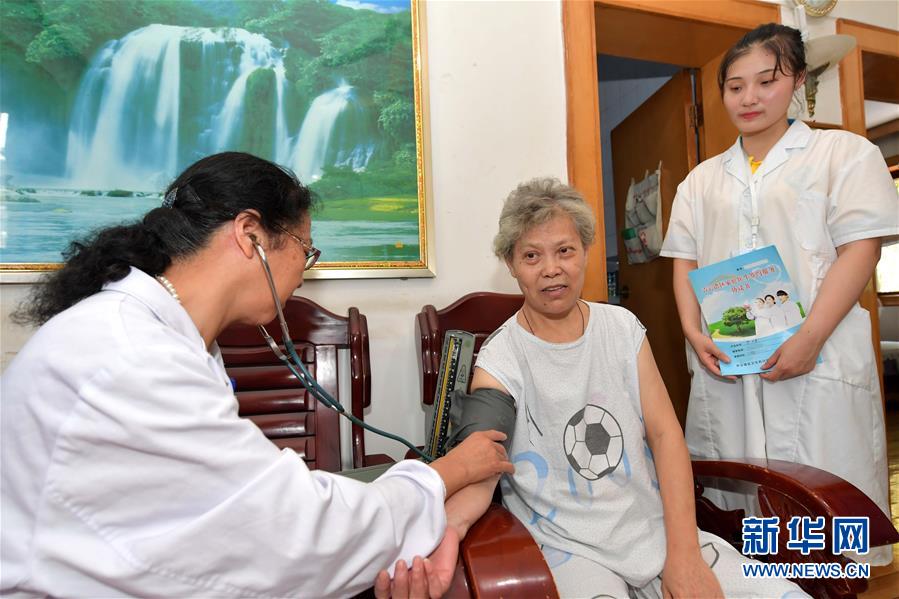 (新華全媒頭條·圖文互動)(6)以生命的名義——獻給首個“中國醫(yī)師節(jié)”