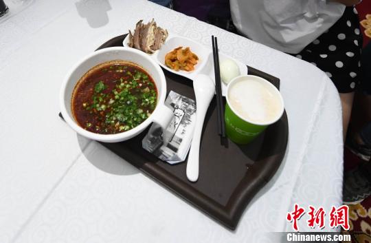 圖為&ldquo;環(huán)西部火車游Y667/8次&rdquo;列車上推出蘭州牛肉面套餐，套餐38元，有一碗牛肉面、一碟牛肉、一個雞蛋、一份小菜、一份甜胚子。　楊艷敏 攝
