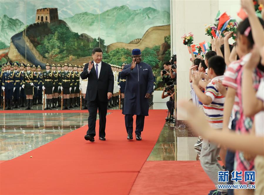 (中非合作論壇)(2)習近平同塞拉利昂總統(tǒng)比奧舉行會談