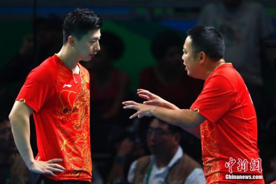 圖為教練劉國梁在場邊指導(dǎo)。<a target='_blank'  ><p  align=