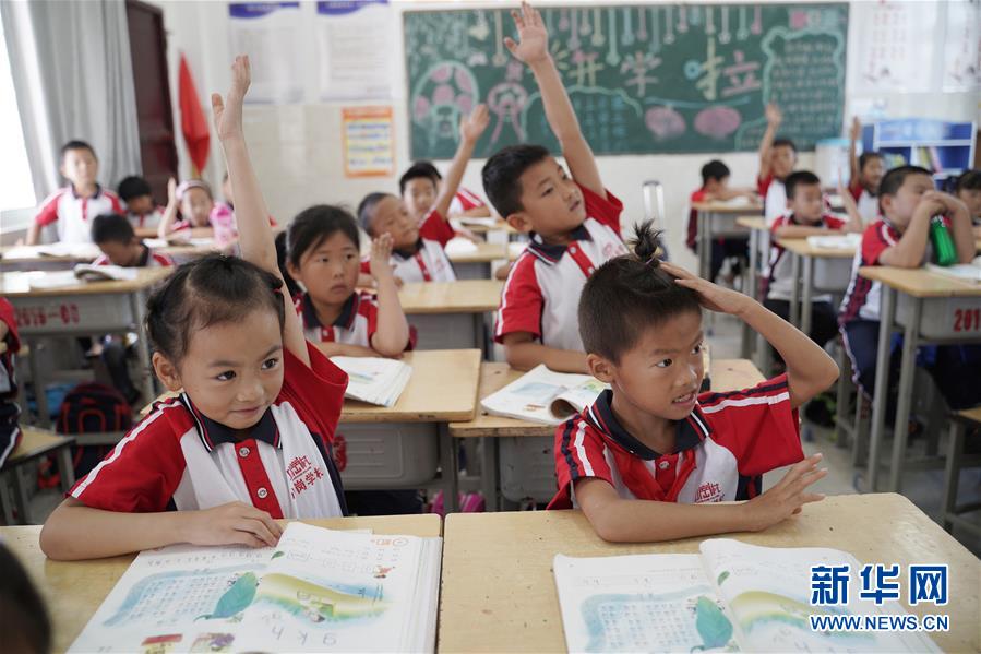 （新華全媒頭條&middot;壯闊東方潮　奮進(jìn)新時(shí)代&mdash;&mdash;慶祝改革開放40年&middot;圖文互動(dòng)）（5）小崗，與時(shí)代同行&mdash;&mdash;&ldquo;中國(guó)農(nóng)村改革第一村&rdquo;40年變遷的改革啟示