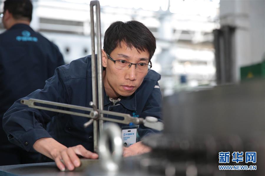 （圖文互動(dòng)）（1）他用匠心守護(hù)飛機(jī)心臟&mdash;&mdash;記中國(guó)航發(fā)沈陽(yáng)黎明航空發(fā)動(dòng)機(jī)有限責(zé)任公司一線工人洪家光