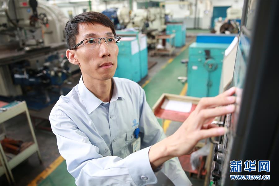 （圖文互動(dòng)）（3）他用匠心守護(hù)飛機(jī)心臟&mdash;&mdash;記中國(guó)航發(fā)沈陽(yáng)黎明航空發(fā)動(dòng)機(jī)有限責(zé)任公司一線工人洪家光