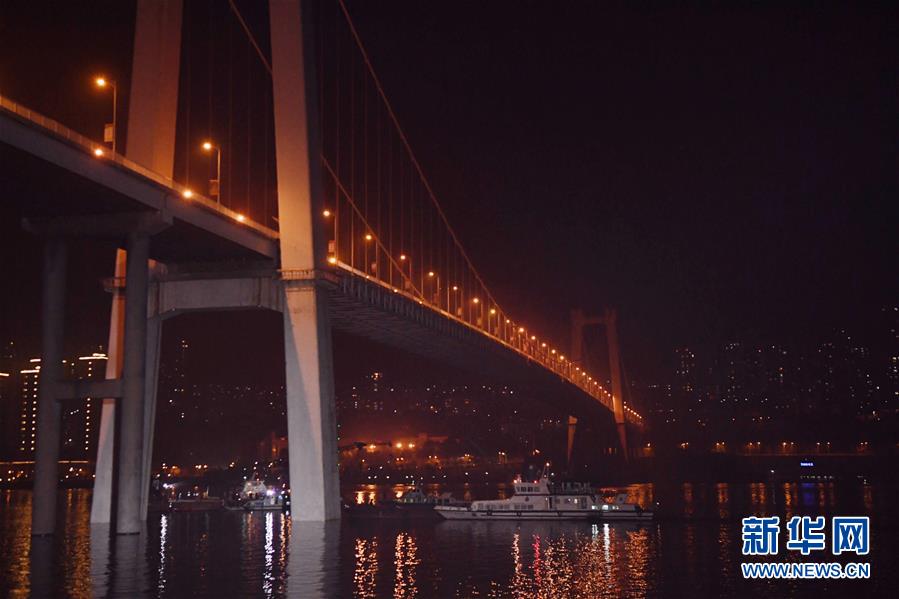 （重慶公交車墜江事故&middot;圖文互動(dòng)）（4）夜幕降臨，重慶萬州公交客車墜江事故救援工作仍在進(jìn)行中