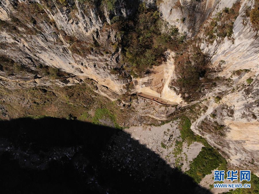 (鏡觀中國(guó)·新華社國(guó)內(nèi)照片一周精選)(11)懸崖上的脫貧路