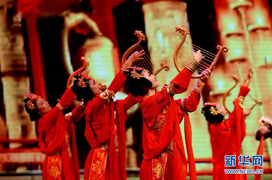 (在習(xí)近平新時(shí)代中國(guó)特色社會(huì)主義思想指引下·慶祝改革開放40周年·開放發(fā)展)(新華全媒頭條·圖文互動(dòng))(8)開放中國(guó):大門越開越大 道路越走越寬