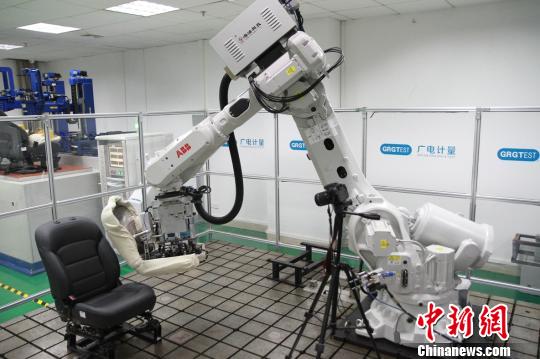 機器人測試桌椅。　盧育辛 攝