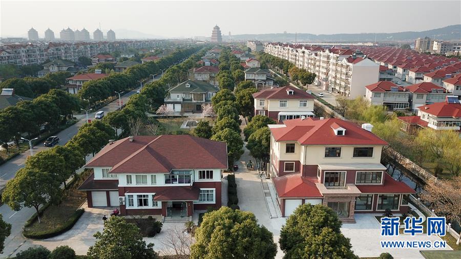 （慶祝改革開放40周年基層行&middot;村莊篇&middot;圖文互動(dòng)）（3）&ldquo;第一村&rdquo;華西：住房、樓宇刻畫發(fā)展&ldquo;年輪&rdquo;