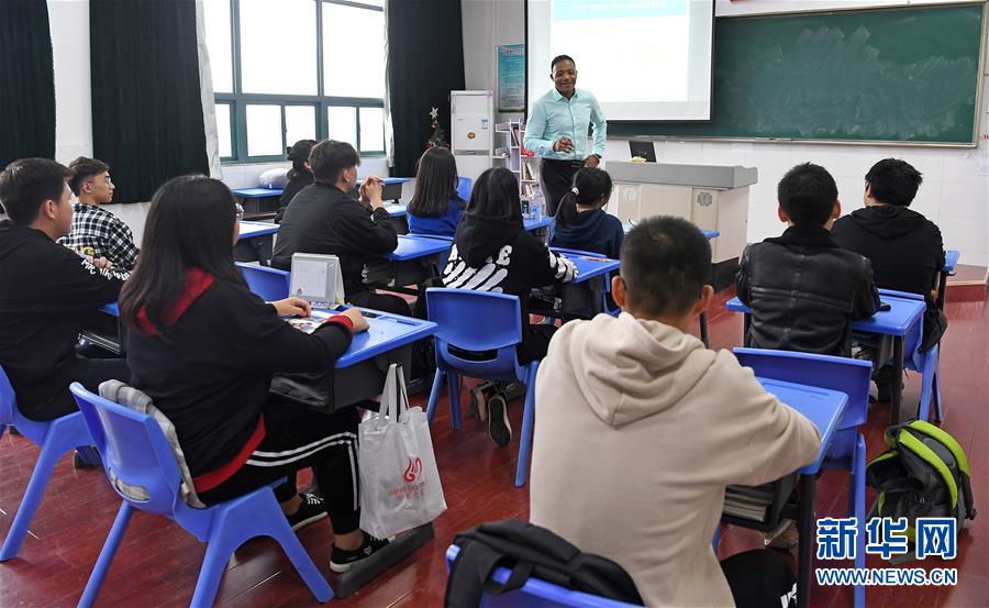 (慶祝改革開(kāi)放40周年基層行·學(xué)校篇·圖文互動(dòng))(4)白鷺洲中學(xué)40年:書院教育的時(shí)代探索