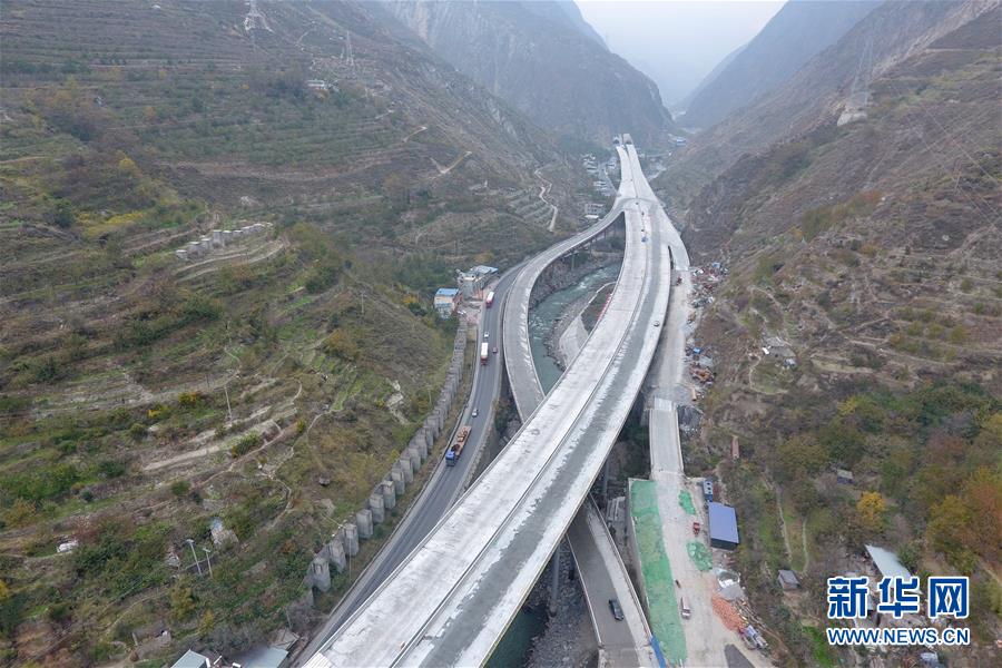 (新華全媒頭條·壯闊歷程40年系列述評(píng)·圖文互動(dòng))(8)舉旗定向 康莊大道——從改革開放40年看中國(guó)自信