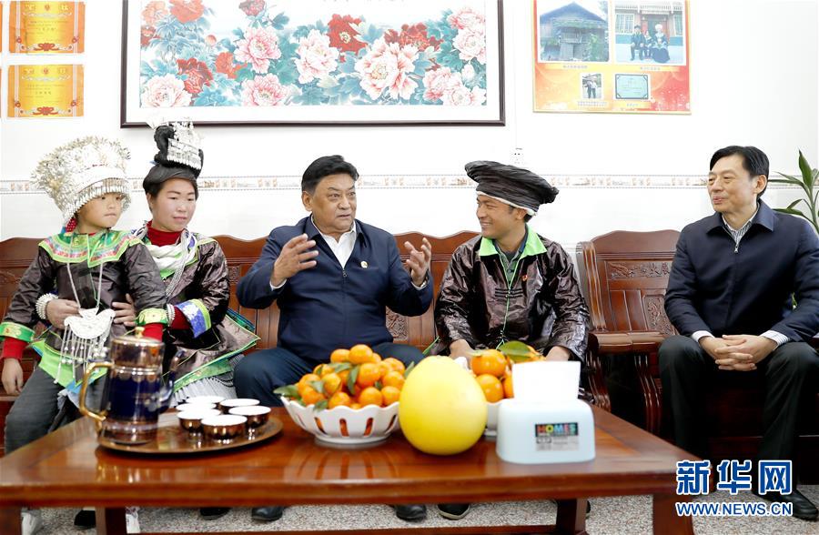 (時政)白瑪赤林率中央代表團(tuán)四分團(tuán)在河池看望慰問各族各界干部群眾