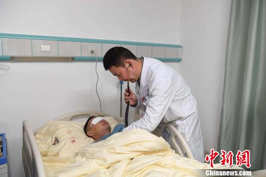 圖為醫(yī)生為杜富國檢查?！⌒が?攝