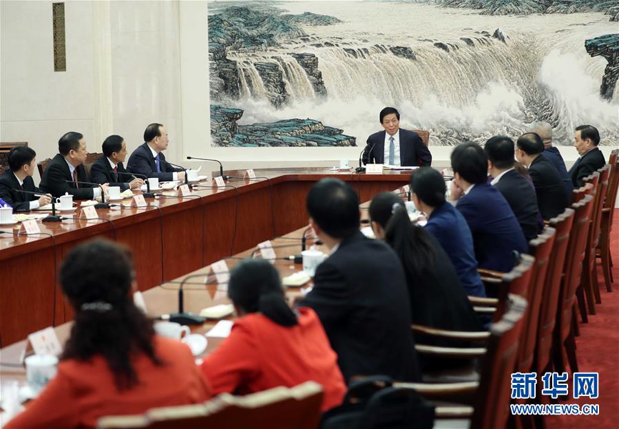 (時(shí)政)栗戰(zhàn)書出席部分全國(guó)人大代表座談會(huì)