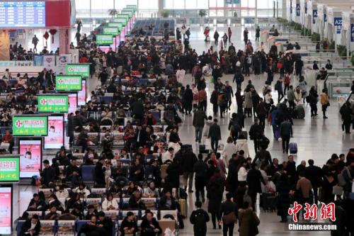 12月25日，西安北車站內(nèi)人頭攢動。<a target='_blank' ><p  align=